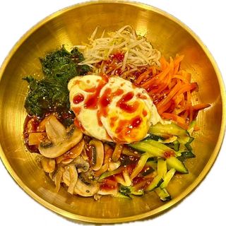 Bibimbap con verdure e uovo