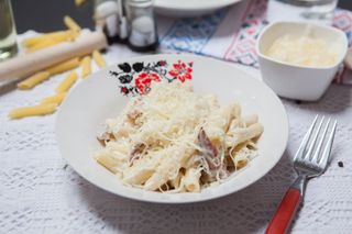 Paste cu brânză și bacon