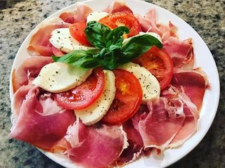 Mozzarella di bufala, prosciutto crudo di Parma e pomodoro fresco