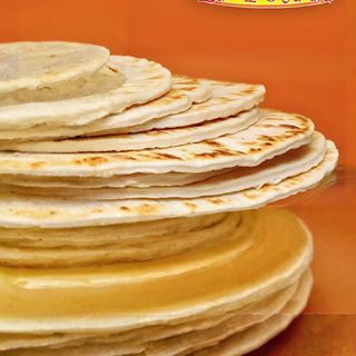 Salsa pomodoro, mozzarella, salame piccante e olive