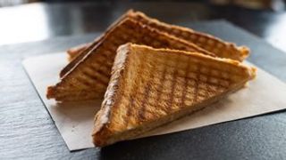 Tost sendvič sa šunkom i ementaler sirom