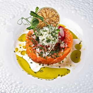 Tartar De Salmón Con Burrata