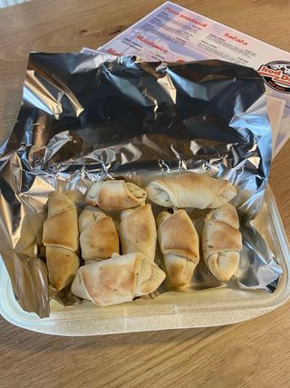 Kiflice s President kajmakom i sudžukom