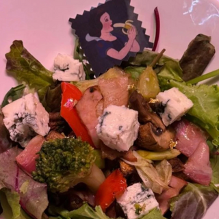 Теплий салат з шинкою та овочами 