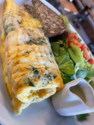 OMLET GRILLOWANY Z ŁOSOSIEM