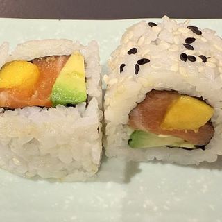 65 Aguacate Y Salmón Con Mango (8 Uds.)