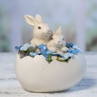 Iepurasi in ou cu flori albastre