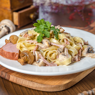 ფეტუჩინი სოკოთი და ლორით