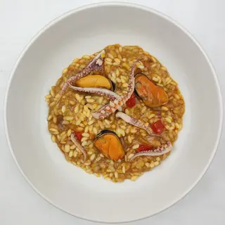 Paella de mar y montaña