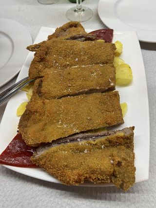 Cachopo XXL de cecina y San Simón