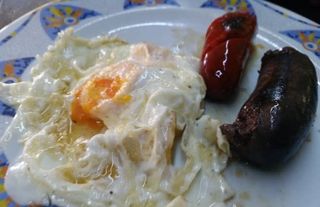 Chorizo Gallego Con Huevos Fritos Y Patatas Fritas