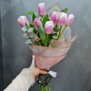 7 lalele roz cu eucalipt si ambalaj