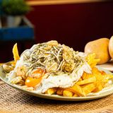 con gulas y gambas al ajillo sobre cama de alioli