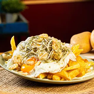 con gulas y gambas al ajillo sobre cama de alioli