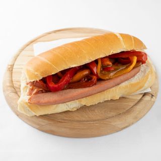 Panino con wurstel  e peperoni