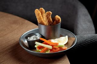 Фіш енд чіпс з соусом та фреш-овочами (300g)