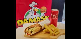 МЕНЮ Голям пилешки дюнер, картофи и безалкохолно Кока Кола (550г)