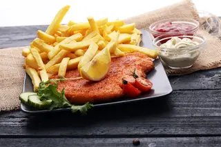 Pileće pohovano sa pomfritom