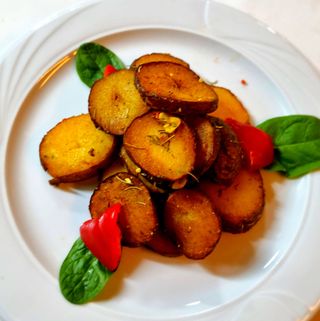 Cartofi Rustici rumeniti cu usturoi și rozmarin