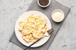 Бъркани яйца със сирене (300г)