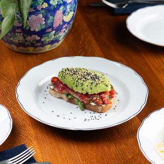 ორაგულის და ავოკადოს ტოსტი