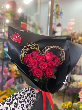 #8. 10 წითელი პრემიუმ ხარისხის ჰოლანდიური ვარდის თაიგული გული აქსესუარით