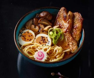 31. Ramen con udon, verdure, uova e carne di maiale in brodo