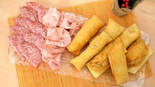 Sgabei con affettati e formaggi locali