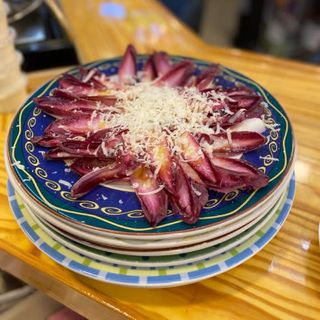 Endivias galas con virutas de queso y dulce de frutos del bosque