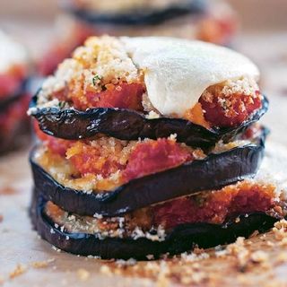 Tortino melanzana, coulis di pomodori infornati e stracciatella 