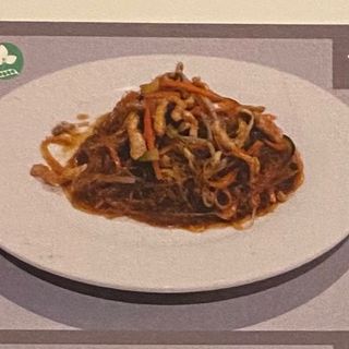 Spaghetti di soia con carne e verdure