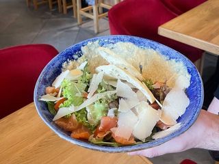 САЛАТ ЦЕЗАР З ЛОСОСЕМ (270g)