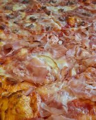 Trancio di pizza rossa con prosciutto arrosto