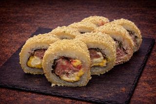 Смажений рол з тунцем