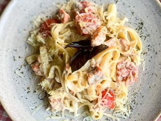 Паста з лососем і черрі в вершковому соусі (300g)