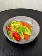 Оладик з лососем та авокадо