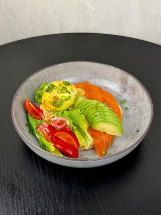 Оладик з лососем та авокадо