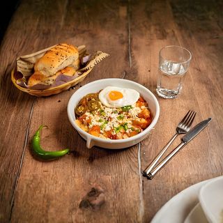 Picioci pârgăliți cu salsa de queso și castraveciori murați