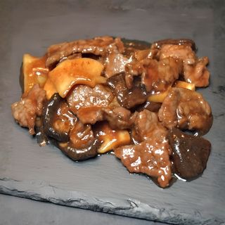 Ternera con bambú y setas chinas