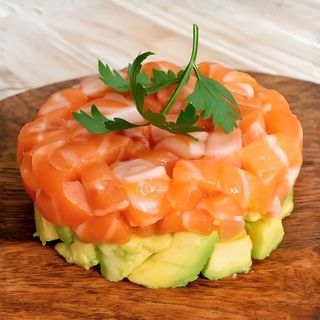 42. Tartar De Salmón Y Aguacate Picante