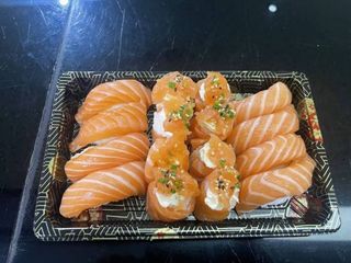 U61A Nigiri Gunkan Salmao braseado
