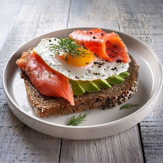 Tostada salmón, aguacate y huevo