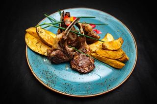 Cotlet de berbecuț cu cartofi