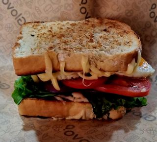 Sandwich de verduras con huevo y queso