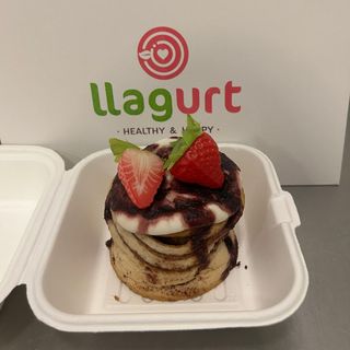 Cinnamon roll fruites del bosc i maduixa