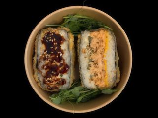 SUSHI BURGER Łosoś Pieczony SRIRACHA (pikantny)