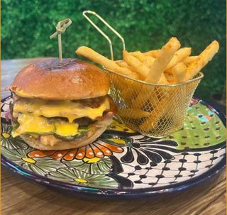 CHEESEBURGER MEXICANO.