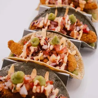 Tacos De Crujientes De Pollo Al Curry (4 Uds.)