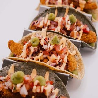 Tacos De Crujientes De Pollo Al Curry (4 Uds.)