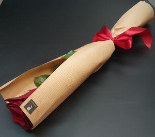 Crvena ruža, jednostavno aranžirana